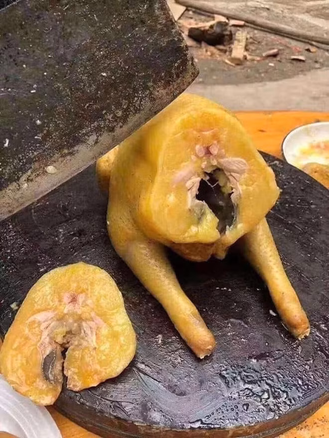 Chú gà đầy mỡ được chia sẻ trong Tế năm nay