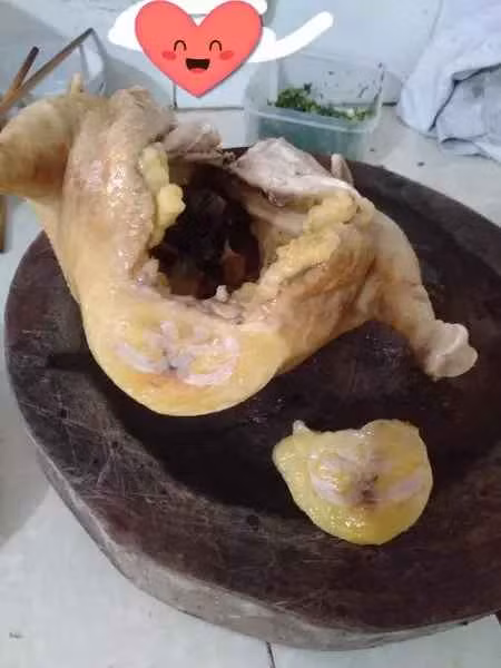 Chú gà ít mỡ hơn chút nhưng cũng không kém phần "long trọng"