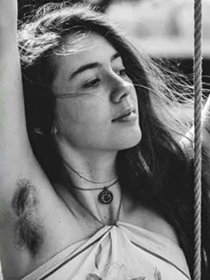 Netizen cho rằng là con gái mà nuôi lông nách, không những mất vệ sinh mà còn mất tính thẩm mỹ.