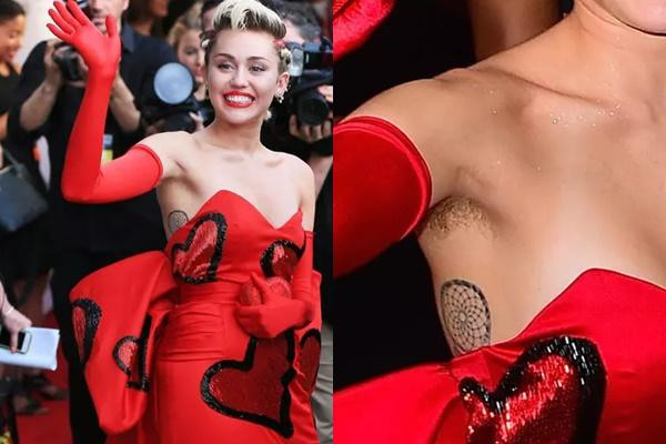 Miley Cyrus chiếm spotlight với bộ vi-ô-lông nách dài ngoằng, rậm rạp dưới cánh tay.