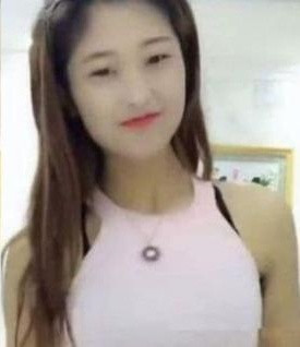 Đáng chú ý, cô nàng hoàn toàn tự tin và thích thú với việc sở hữu bộ lông dưới cánh tay.