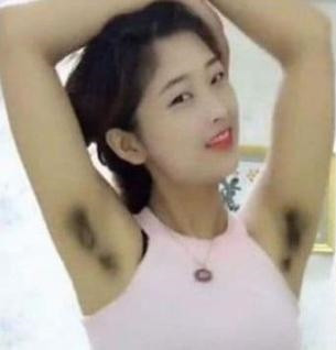 Trong clip nhảy nhót, cô gái tự tin đưa tay lên cao, show cận vùng lông nách rậm rạp vào màn hình máy quay khiến ai trông thấy cũng "giật mình, ngã ngửa".