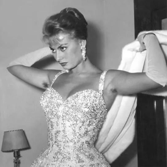 Minh tinh Sophia Loren khoe lông nách trên thảm đỏ Liên Hoan Phim Cannes 1955.