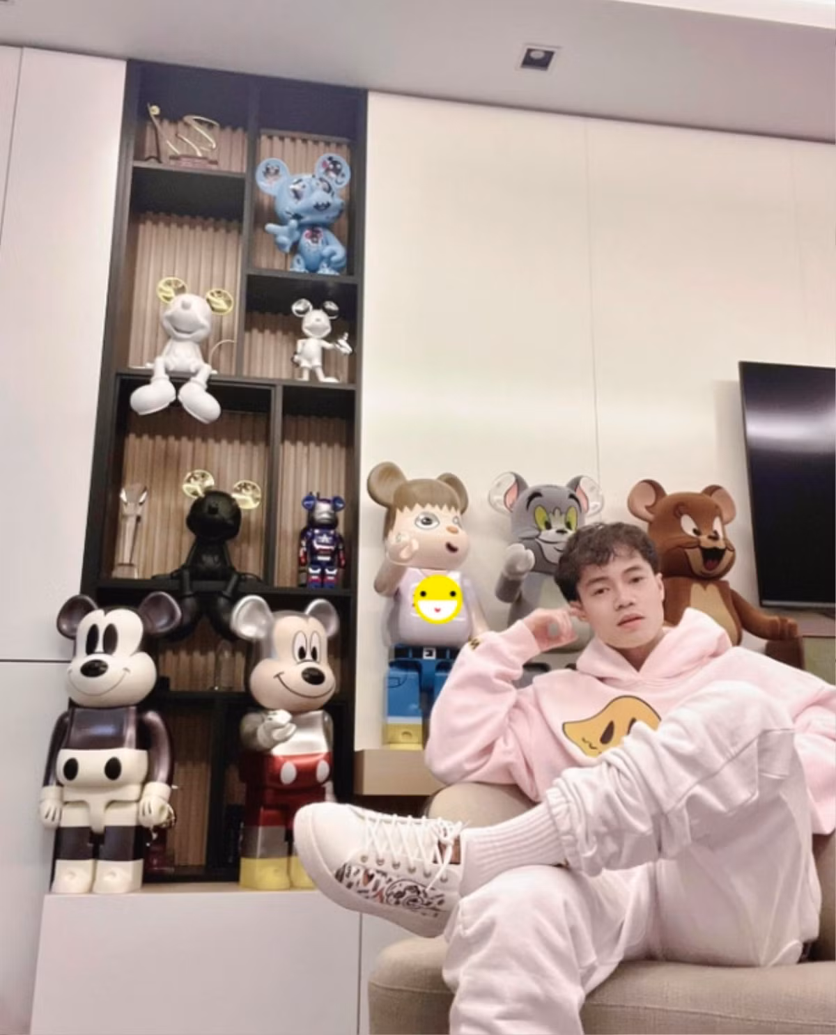 Trong một khoảnh khắc mới đây, BST Bearbrick của Văn Toàn cũng được hé lộ, các em Bearbrick của nam cầu thủ không chỉ lớn về số lượng mà còn ước tính có thể lên đến tiền tỷ.