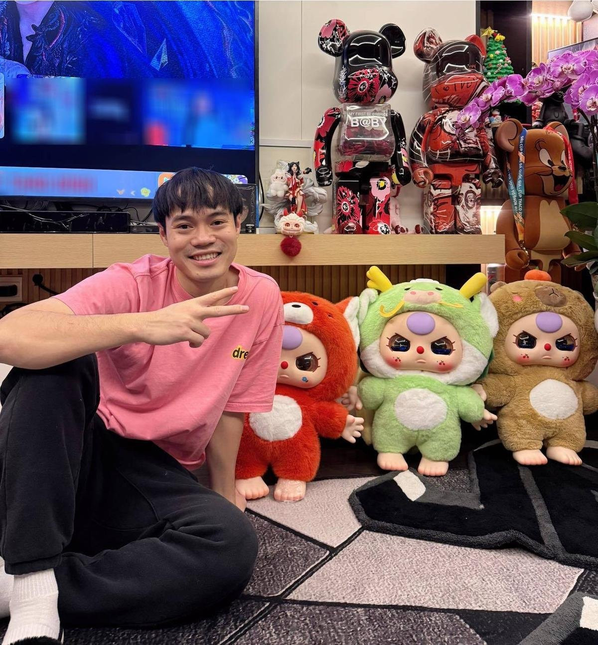 Tính đến hiện tại, Văn Toàn đã sở hữu BST Bearbrick không phải dạng vừa, được bày ở chung cư của nam cầu thủ ở Hà Nội.