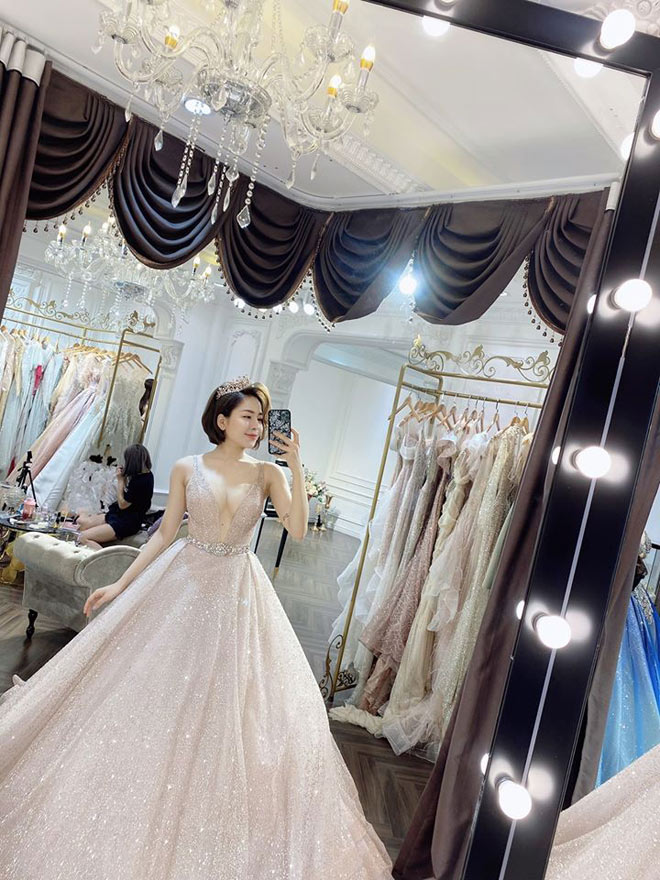Nói về chuyện tình cảm của nàng hot girl gốc Thanh Hóa, 4 năm trước, cô khiến ai nấy sửng sốt khi bất ngờ đăng tải ảnh thử váy cưới lên trang cá nhân và cho biết: "Chỉ đơn giản là đã gặp được người muốn chăm sóc mình cả đời. Cảm ơn vì tất cả".
