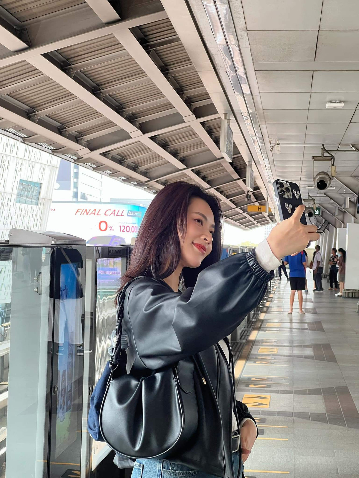 Nhờ ngoại hình ấn tượng, Minh Trang còn được mời làm người mẫu ảnh.