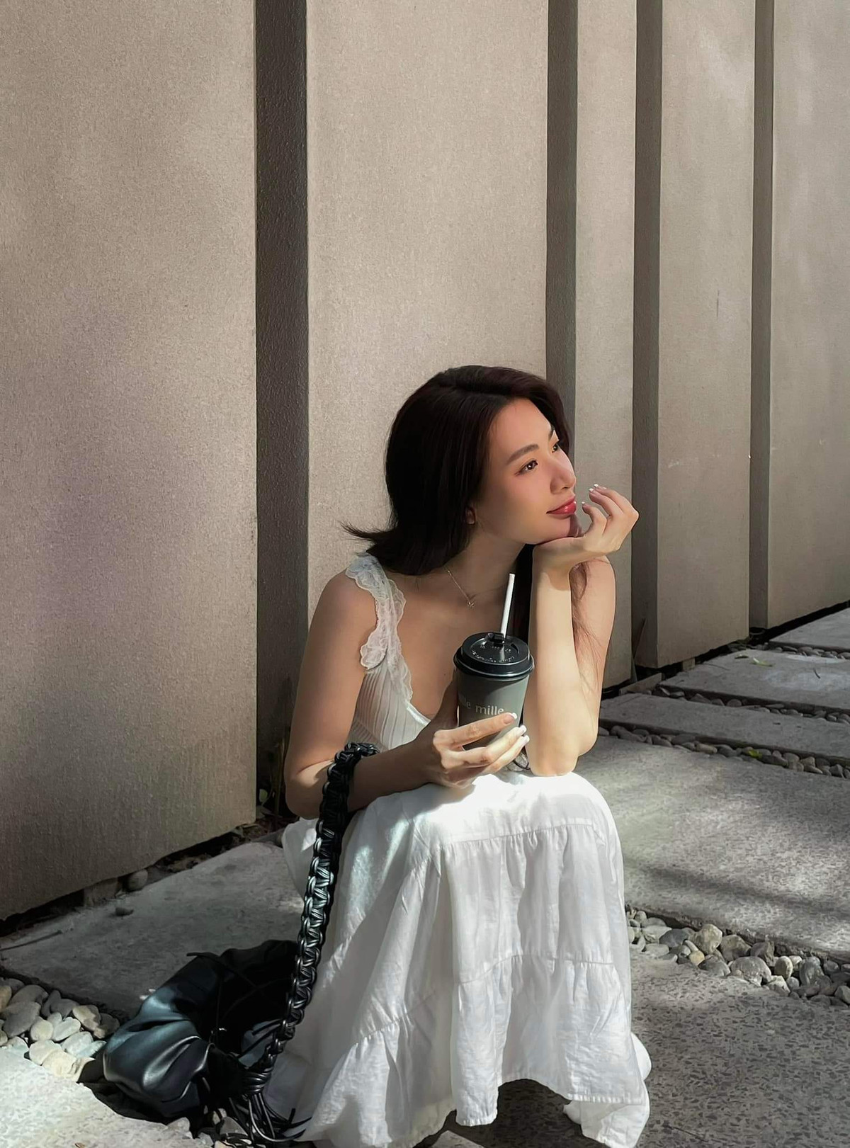 Theo tìm hiểu, cô gái trong bức ảnh có nhan sắc xinh đẹp này chính là nữ diễn viên trẻ, hot girl Hà thành Nguyễn Minh Trang.