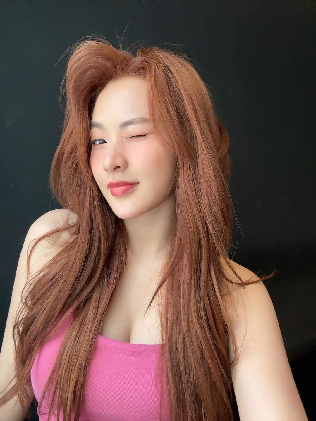 Minh Trang có làn da trắng mịn màng không tì vết, cô nàng được nhiều vai diễn nàng thơ cũng nhờ vảo vẻ đẹp mộng mơ này.