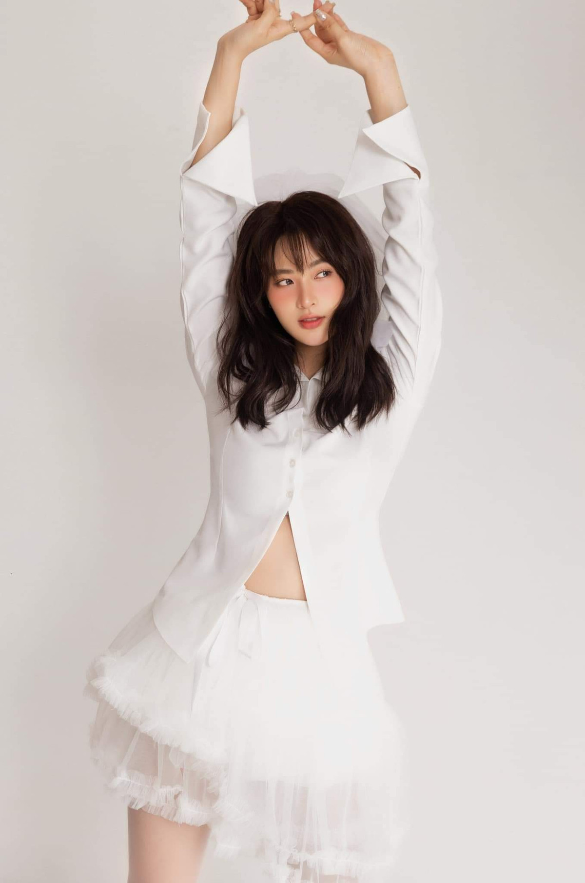 Ngoài đời, Minh Trang là một cô nàng xinh đẹp có gương mặt tươi tắn và tràn đầy sức sống.