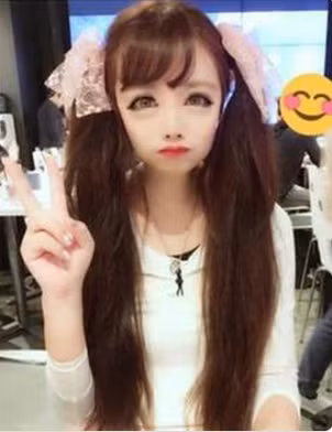 Nozomi bất ngờ trở thành hiện tượng mạng tại Nhật Bản khi đăng tải các bức ảnh đời thường trên Twitter vào năm 2016.