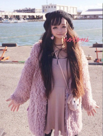 Tuy sở hữu ngoại hình khá ảo, trang ET Today khẳng định Nozomi trông bình thường nếu không tự biến mình thành "thảm họa" để đánh bóng tên tuổi.