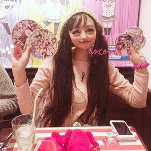 Phía gia đình của Nozomi cho biết, bố mẹ cô nàng từng nhiều lần khuyên can nhưng nữ blogger này nhất định không nghe. Thậm chí còn cho biết mình muốn thực hiện thêm nhiều lần “trùng tu nhan sắc” nữa để đạt đến độ hoàn mỹ của nhân vật hoạt hình.