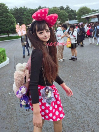 Đứng trước luồng ý kiến trái chiều từ netizen, Nozomi đều đặn khoe ảnh check-in khắp nơi và chưa bao giờ lên tiếng về nhan sắc của mình.