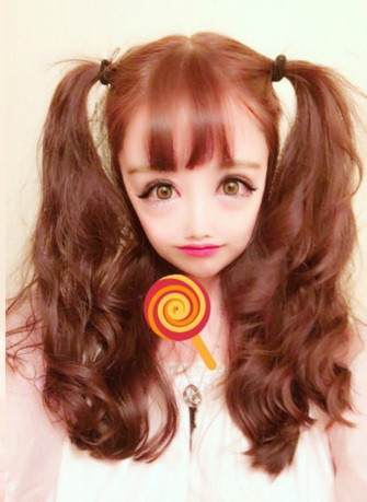 Càng ngày càng quá đà trong việc "dao kéo", nữ blogger này còn bị gọi với các biệt danh không hay như "người ngoài hành tinh", "nữ chính trong phim kinh dị", "ma nữ"...