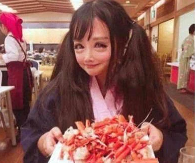 Theo tìm hiểu, Nozomi đã chi hơn 3,4 triệu yên (gần 700 triệu đồng) nhằm thu gọn gương mặt, cắt mí, mở khóe mắt, nâng mũi, độn cằm và hàng loạt công cuộc “cải tạo” khác.