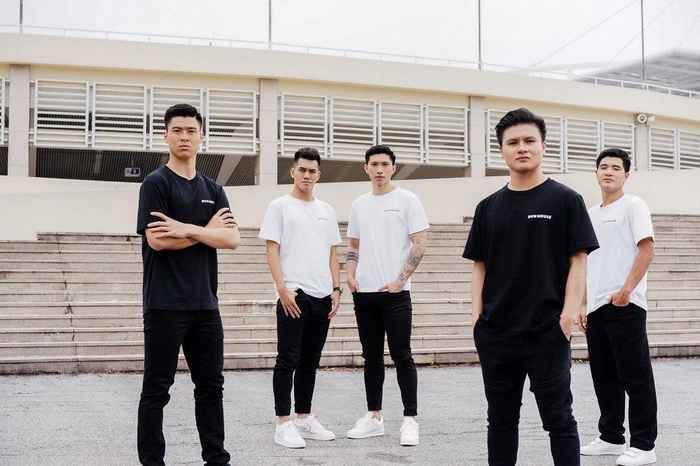 Cách đây chưa lâu, Đoàn Văn Hậu còn bắt tay sang con đường kinh doanh khi cho ra mắt thương hiệu thời trang riêng ở tuổi 23 và nhanh chóng nhận được sự ủng hộ từ bạn bè, đồng nghiệp lẫn các fan.