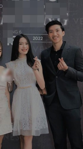 Nhờ sự nổi tiếng, gương mặt điển trai và chiều cao 1m86, Đoàn Văn Hậu cũng nhanh chóng được các nhãn hàng, sự kiện trong nước săn đón. Khoản tiền từ việc làm gương mặt đại diện cũng mang về cho chàng cầu thủ gốc Thái Bình nguồn thu nhập không hề nhỏ.