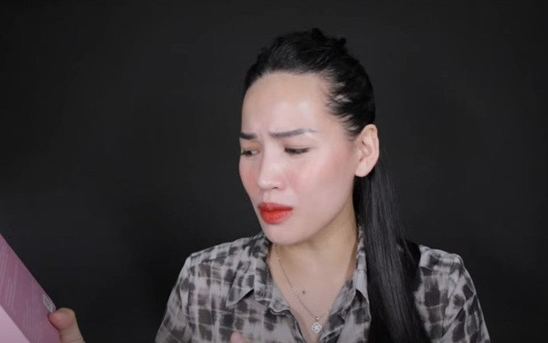 Ngay khi được người theo dõi trang đề nghị review, Hà Linh đã mua về dùng thử. Sau đó, cô nàng chỉ khẳng định lại duy nhất một câu: “Đang thâm vừa, dùng xong thành thâm đen”.