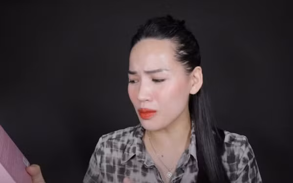 Ngay khi được người theo dõi trang đề nghị review, Hà Linh đã mua về dùng thử. Sau đó, cô nàng chỉ khẳng định lại duy nhất một câu: “Đang thâm vừa, dùng xong thành thâm đen”.