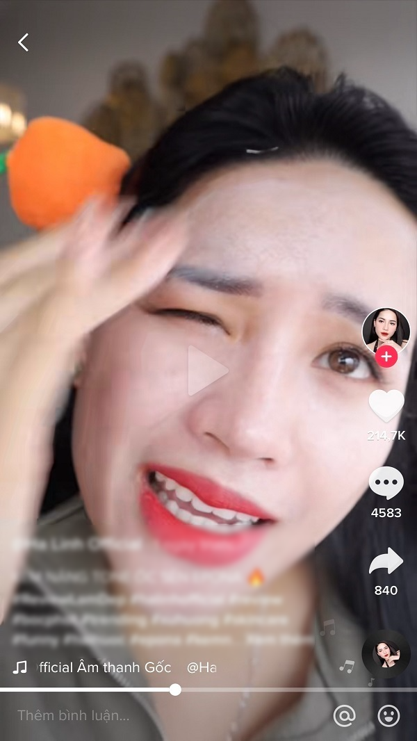 Ngay lập tức, “chiến thần review” đã quay clip và thử trực tiếp sản phẩm. Trong video, người xem có thể thấy chất kem khi thoa lên da vẫn cực kì khô và tạo ra những mảng sơn trắng bị bong tróc.