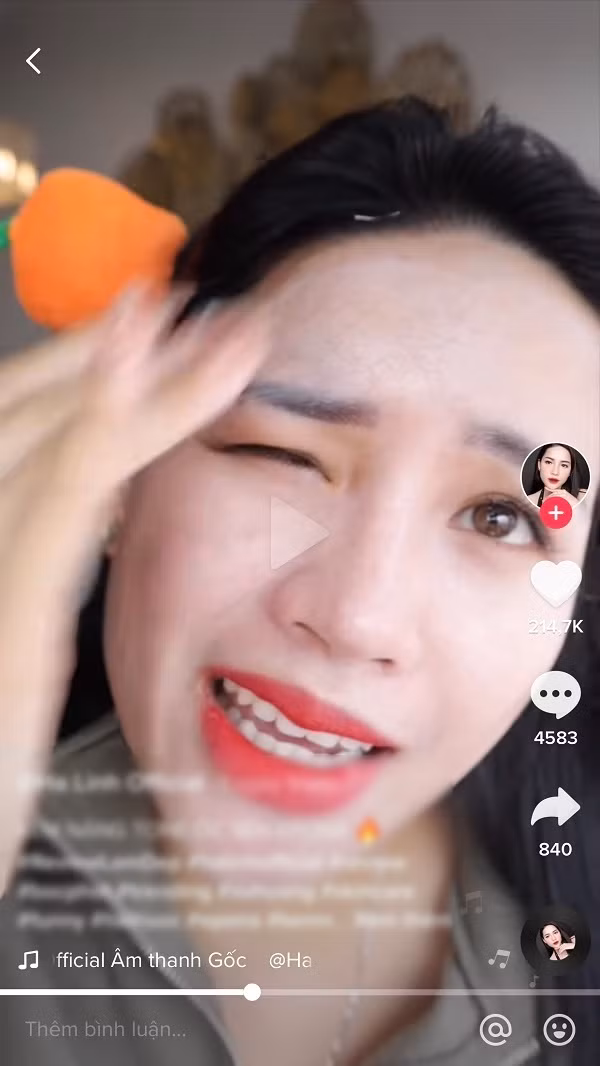 Ngay lập tức, “chiến thần review” đã quay clip và thử trực tiếp sản phẩm. Trong video, người xem có thể thấy chất kem khi thoa lên da vẫn cực kì khô và tạo ra những mảng sơn trắng bị bong tróc.
