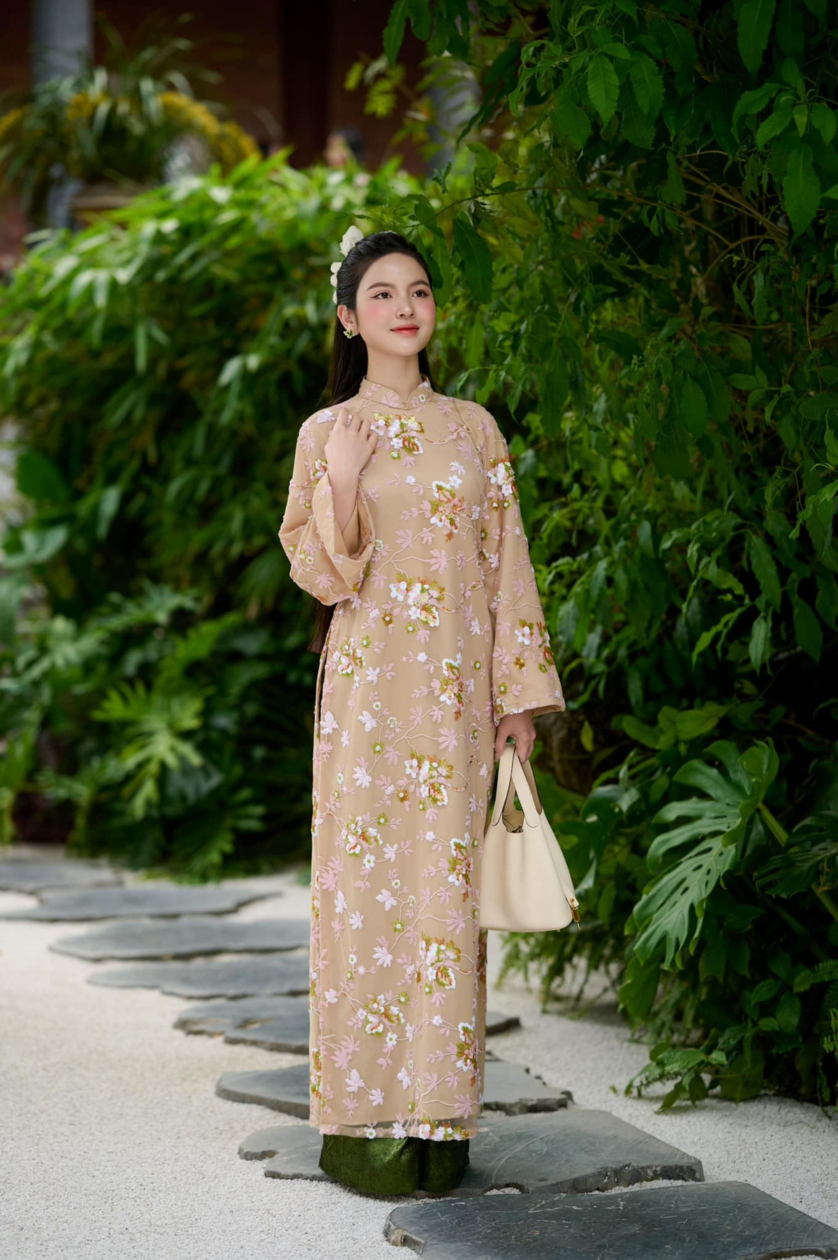 Sau khi có con, Chu Thanh Huyền trở thành bà mẹ bỉm sữa chính hiệu, vừa chăm con vừa bán hàng cực kỳ chăm chỉ.