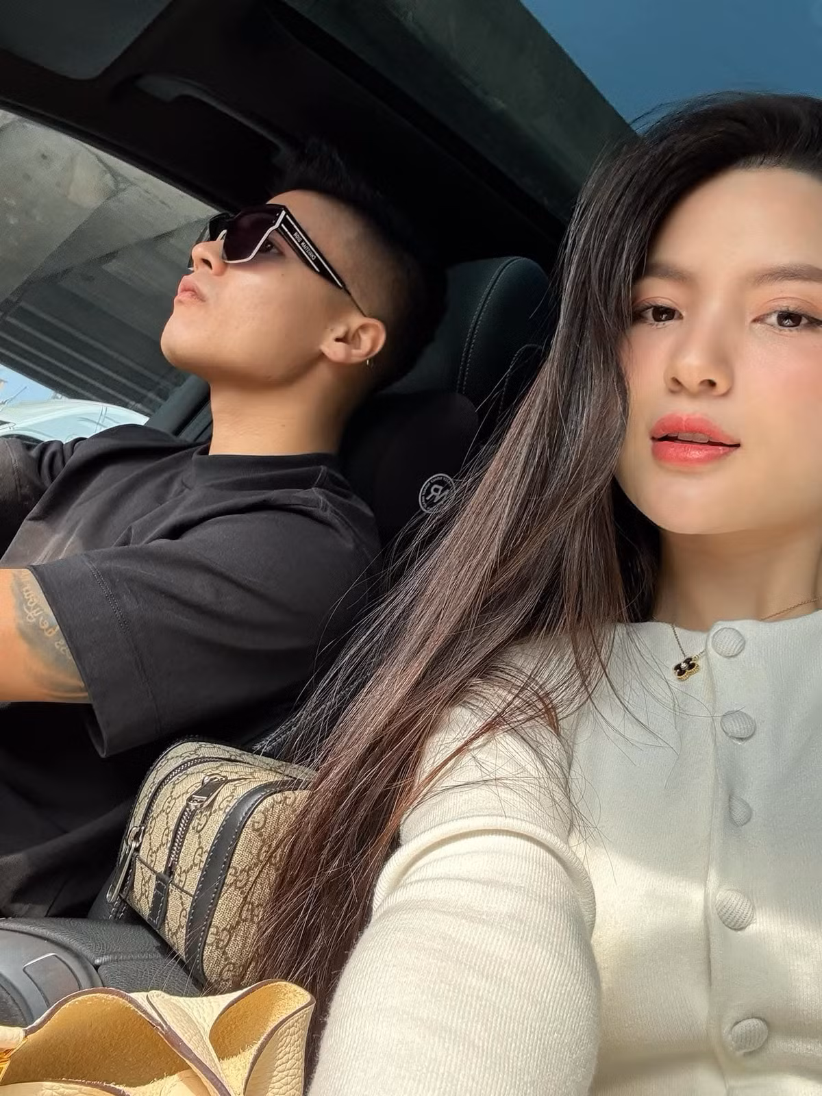 Ngoài thời gian thi đấu xa nhà, Quang Hải cũng rất chăm chút vợ con.