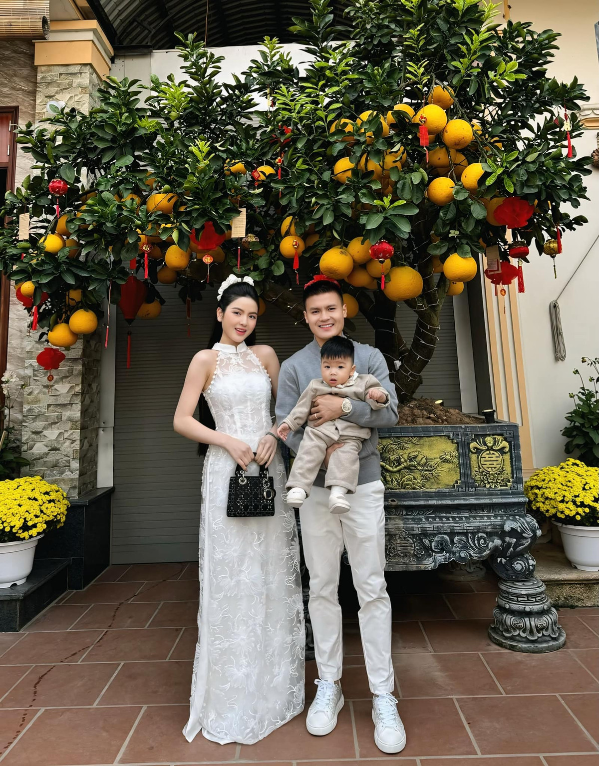 Quang Hải khoe ảnh với gia đình dịp Tết