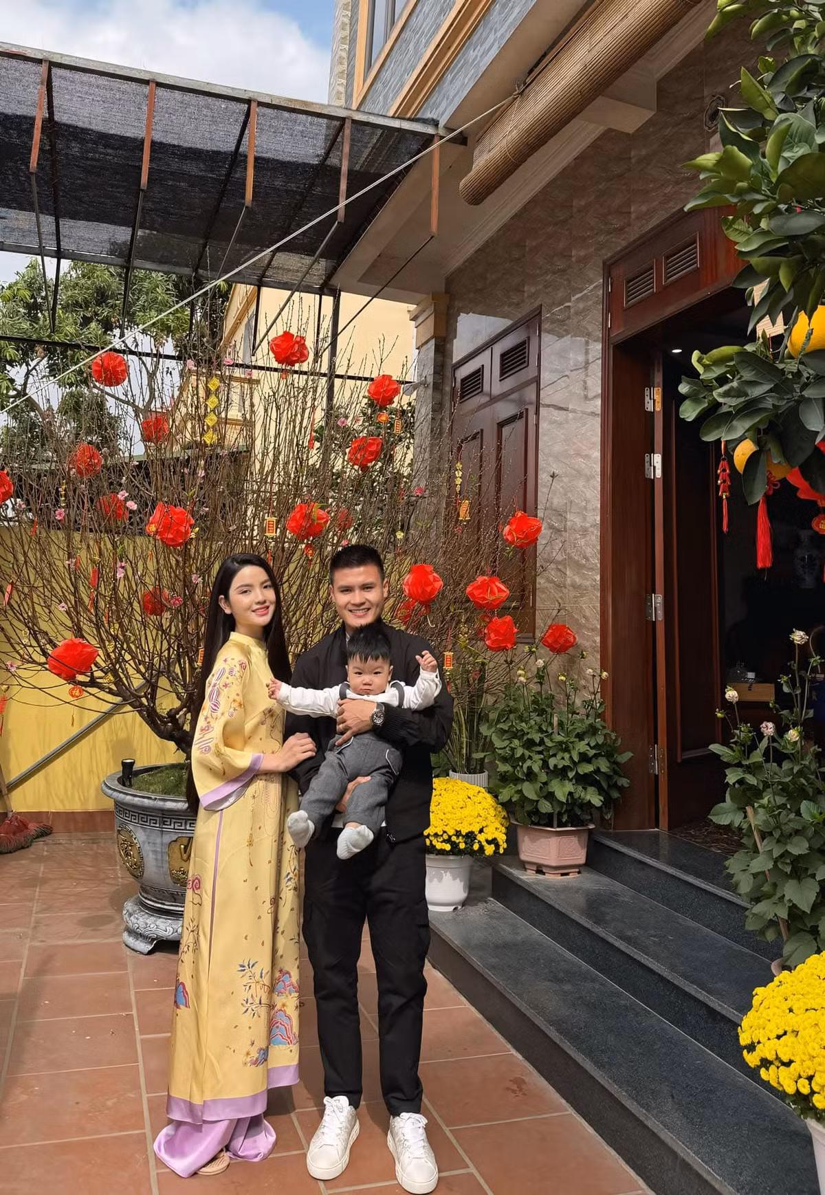 Chàng tiền vệ tài hoa của ĐT Việt Nam chụp ảnh chung cùng vợ con dịp Tết vừa qua.