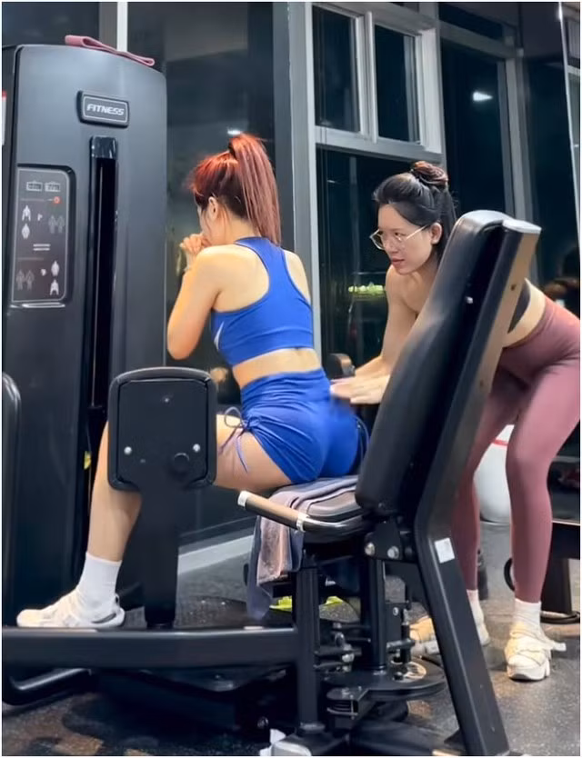 Đặc biệt, chuỗi hình ảnh check-in phòng gym dày đặc của nữ TikToker khiến dân tình không khỏi trầm trồ.