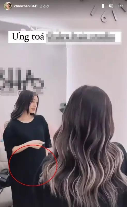 Trước nghi vấn của mọi người, Xoài Non ngay sau đó đã lên tiếng đính chính. "Do đợt đi côn đảo ăn dữ quá nên nhìn giống có bầu thui. Khi nào có bầu tui thông báo cho mà nghe", bà xã Xemesis cho hay.