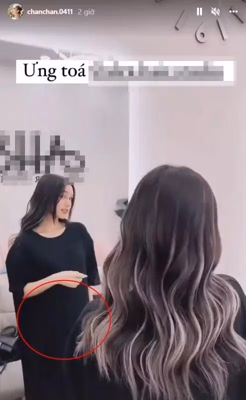 Trước nghi vấn của mọi người, Xoài Non ngay sau đó đã lên tiếng đính chính. "Do đợt đi côn đảo ăn dữ quá nên nhìn giống có bầu thui. Khi nào có bầu tui thông báo cho mà nghe", bà xã Xemesis cho hay.