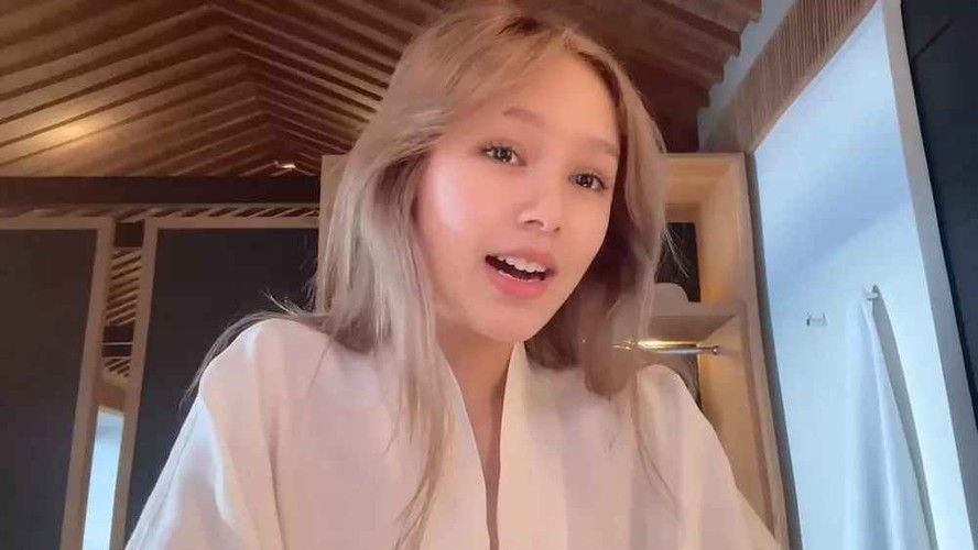 Trong một vlog chia sẻ hồi tháng 4/2021, Xoài Non từng tiết lộ nếu vợ chồng cô sinh con trai sẽ được bố mẹ chồng thưởng nóng một khách sạn, còn con gái sẽ là một căn nhà.