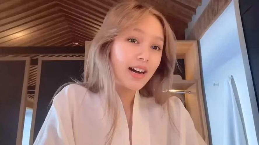 Trong một vlog chia sẻ hồi tháng 4/2021, Xoài Non từng tiết lộ nếu vợ chồng cô sinh con trai sẽ được bố mẹ chồng thưởng nóng một khách sạn, còn con gái sẽ là một căn nhà.