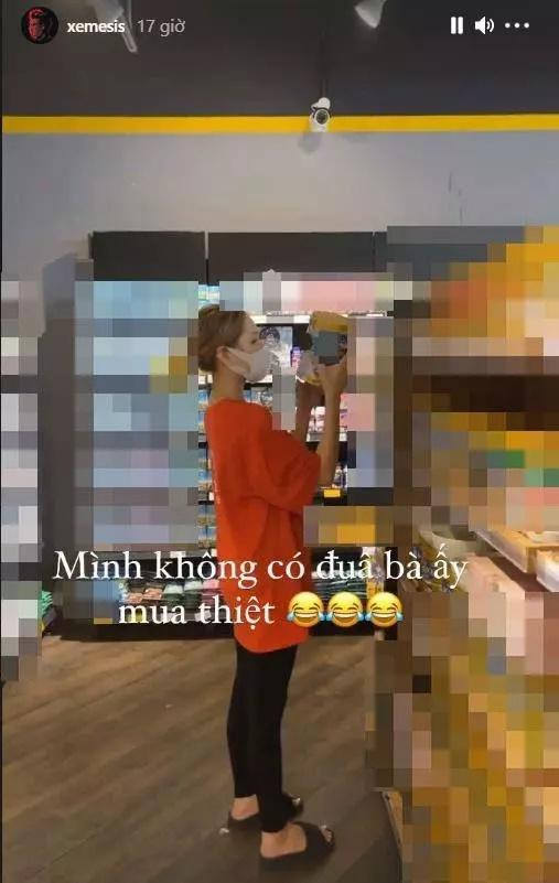 Xoài Non tên thật là Phạm Trang (sinh năm 2002) được biết đến với danh xưng “hot girl Instagram”, sở hữu hàng trăm nghìn lượt theo dõi trên mạng xã hội.