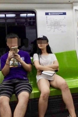 "Cứ tưởng vậy là hay lắm. Không hiểu cặp đôi này nghĩ gì mà lại quay mấy cái clip độc hại như vậy. Khác gì cổ xúy cho việc chụp lén không?" hay "Chỉ vì vài ba cái view, cái like mà làm cái clip vô văn hóa như vậy. Hành động của bạn nữ khiến chúng tôi cảm thấy thật rẻ rúng"... là những bình luận dân mạng để lại dưới clip.