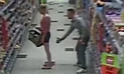 Bởi lẽ, khi phát hiện có kẻ quấy rối mình, cô gái không những không tức giận hay có bất kỳ phản ứng gay gắt nào mà còn giật lấy điện thoại của nam thanh niên, nhấc một chân lên rồi vui vẻ chụp thêm tấm nữa cho anh ta trước khi trả lại điện thoại.