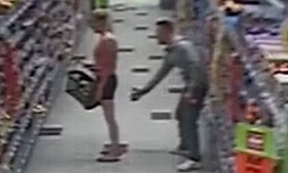 Bởi lẽ, khi phát hiện có kẻ quấy rối mình, cô gái không những không tức giận hay có bất kỳ phản ứng gay gắt nào mà còn giật lấy điện thoại của nam thanh niên, nhấc một chân lên rồi vui vẻ chụp thêm tấm nữa cho anh ta trước khi trả lại điện thoại.