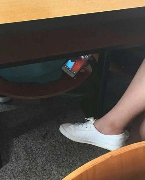 Thậm chí, tại nhiều quốc gia điển hình như Nhật Bản, các thiết bị di động có chức năng chụp ảnh bắt buộc phải có tiếng để hạn chế việc quấy rối bằng hình thức chụp lén.