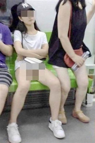 Nhưng vận rủi cho cặp đôi TikToker trên là nhiều người đã kịp lưu lại và tiếp tục đăng đàn tố cáo hành vi phản cảm.