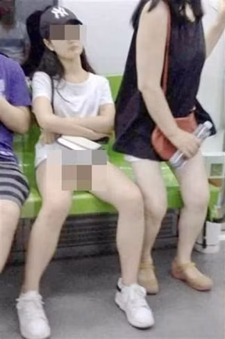 Nhưng vận rủi cho cặp đôi TikToker trên là nhiều người đã kịp lưu lại và tiếp tục đăng đàn tố cáo hành vi phản cảm.