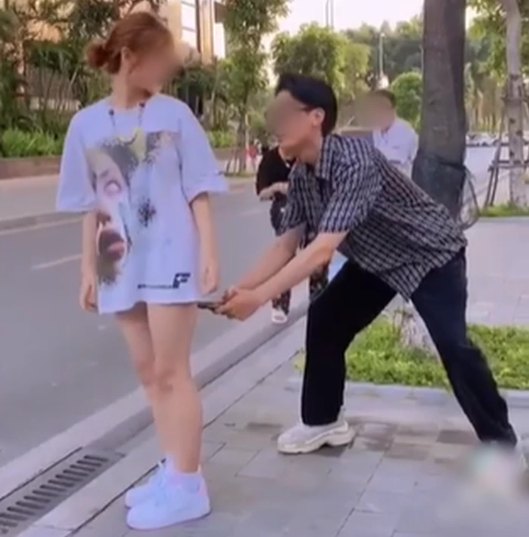 Mới đây, mạng xã hội TikTok lại được phen xôn xao trước đoạn clip một gái xinh bị nam thanh niên chụp lén ảnh nhạy cảm ngay trên đường.