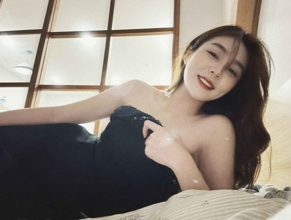 Trên trang cá nhân của mình, Miên Trinh thường xuyên đăng tải hình ảnh trong đời sống ngày thường lẫn công việc. Dù trong trạng thái nào, nữ streamer cũng xuất hiện chỉn chu nhất.