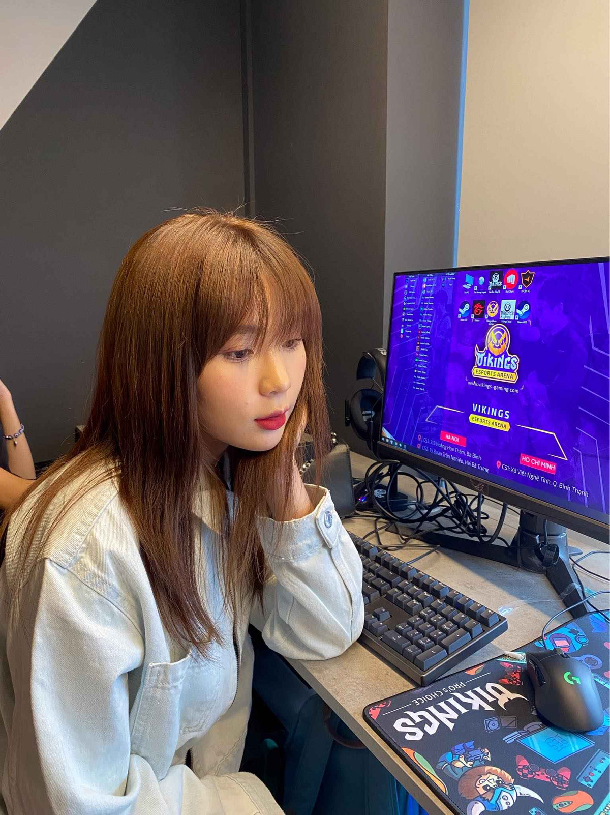 Miên Trinh gây "sốt" khi sở hữu vẻ ngoài chuẩn hot girl Hàn Quốc. Bóng hồng gây được thiện cảm với người đối diện nhờ nhan sắc trong trẻo, dễ thương, ngọt ngào cùng giọng nói như ''rót mật vào tai''.