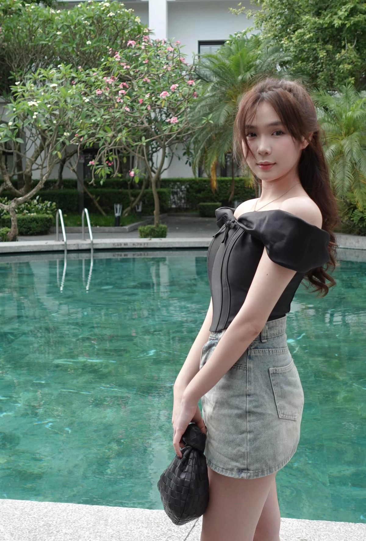 Nói về sự "lặn mất tăm" của mình, Trinh dí dỏm: "Thoát ẩn thoát hiện tí cho bí ẩn".