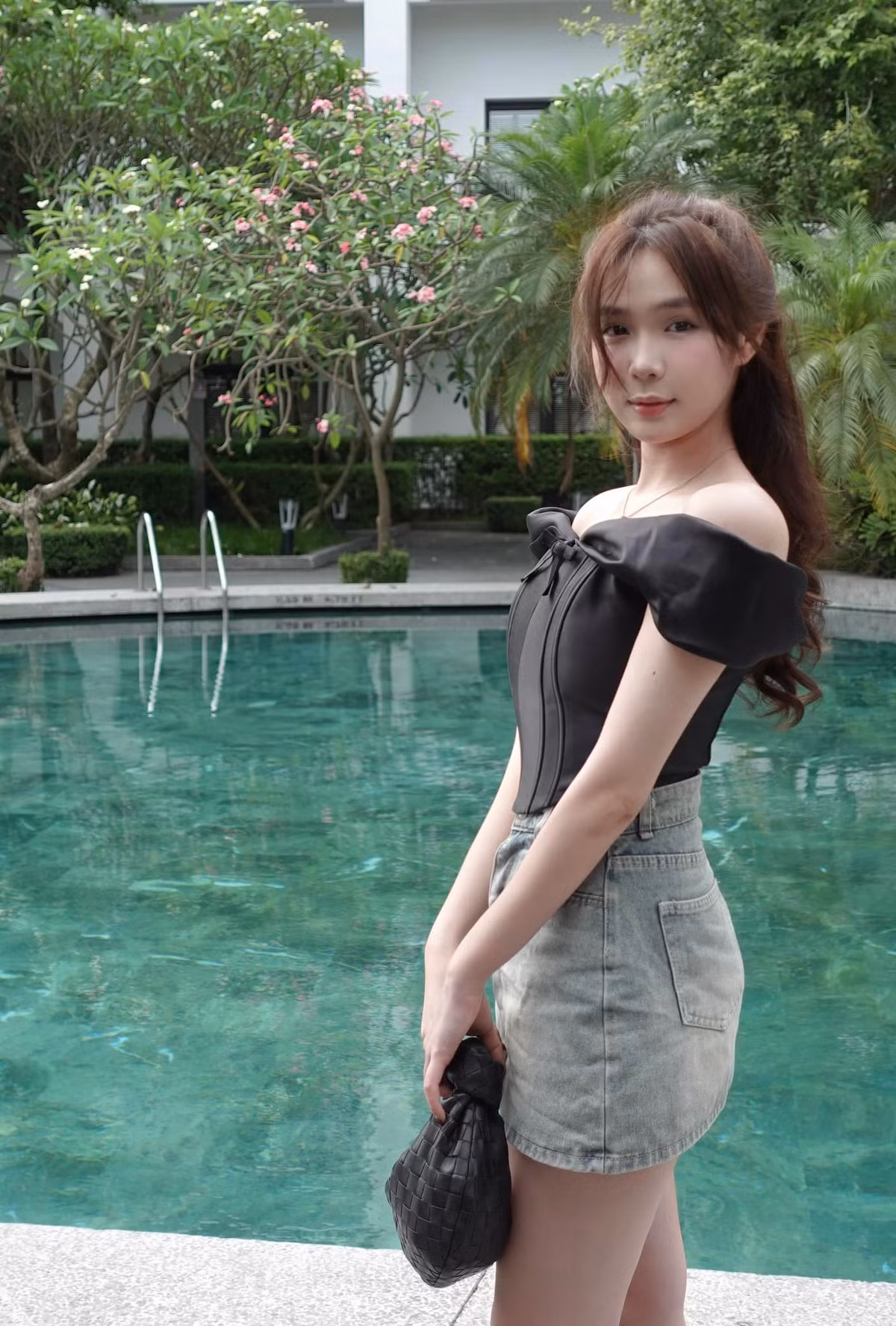 Nói về sự "lặn mất tăm" của mình, Trinh dí dỏm: "Thoát ẩn thoát hiện tí cho bí ẩn".