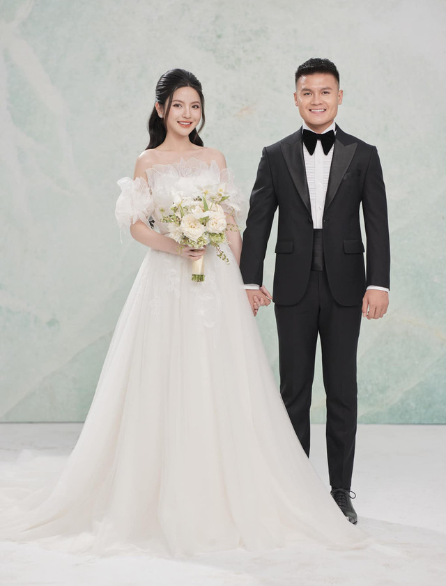 Sau màn livestream "bóc phốt" từ phía người chị, dân mạng đang chờ cách vợ Quang Hải "phản đòn", giải thích về những lùm xùm vừa qua.