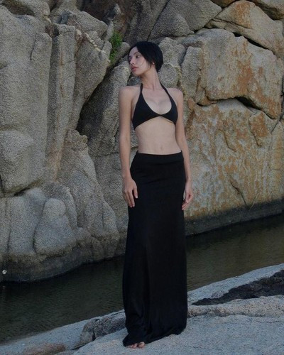 Gigi Hương Giang vốn nổi tiếng trên truyền thông lẫn mạng xã hội với biệt danh "cô dâu Hà Nội", sau khi loạt ảnh chụp theo concept "runaway bride - cô dâu chạy trốn" trong trang phục tiệp màu da, tôn vóc dáng triệt để, được chia sẻ nhiều trên mạng xã hội.