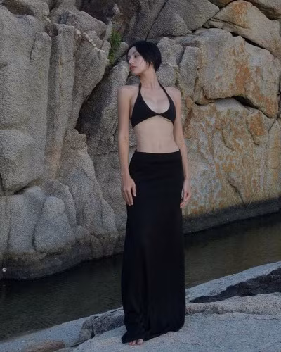 Gigi Hương Giang vốn nổi tiếng trên truyền thông lẫn mạng xã hội với biệt danh "cô dâu Hà Nội", sau khi loạt ảnh chụp theo concept "runaway bride - cô dâu chạy trốn" trong trang phục tiệp màu da, tôn vóc dáng triệt để, được chia sẻ nhiều trên mạng xã hội.